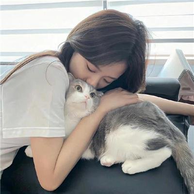 他从火光中走来